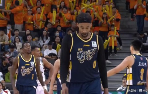 开云中国-貌合神离？萨林杰庆生惨遭区别对待，或被广东队彻底放弃！