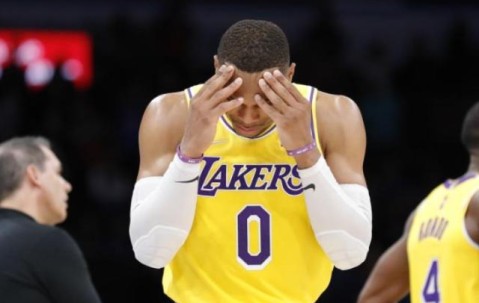 开云官方平台-13中1失误6次入账54万美元 韦少：要做更好的自己